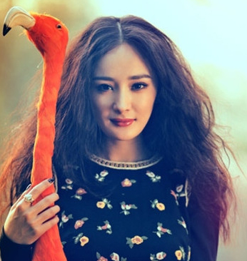 中分的长卷发烫发发型可是杨幂很少尝试的发型,蓬松的烟花烫烫发发型